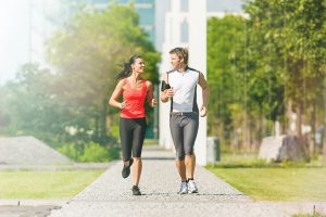 un homme et une femme en train de courir
