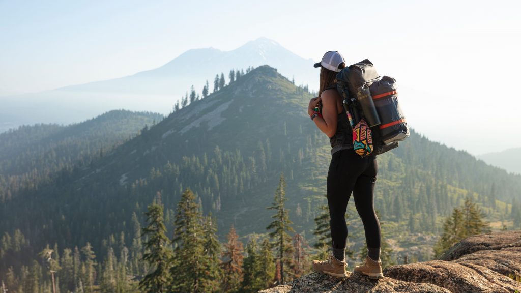 femme avec son sac à dos qui fait de la randonnée dans les montagnes. 